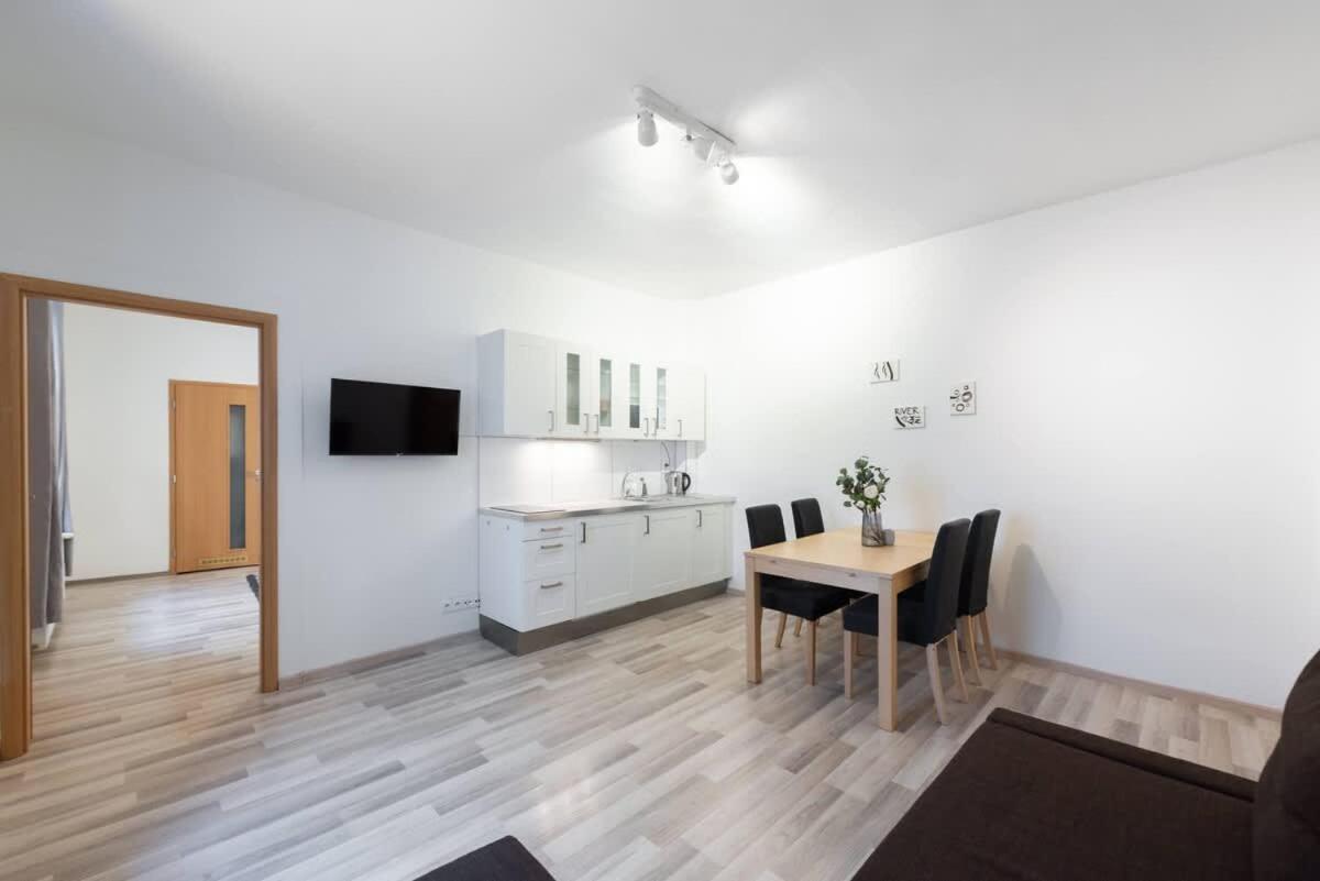Charming Spacious In Praga